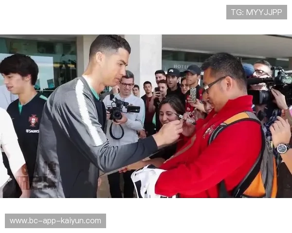 C罗赛后被发现同医护人员亲切合影,举动获媒体点赞