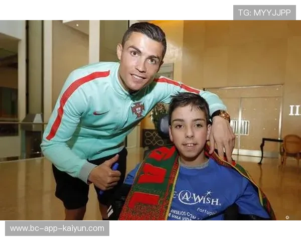 C罗赛后被发现同医护人员亲切合影,举动获媒体点赞 C罗赛后被发现同医护人员亲切合影,举动获媒体点赞