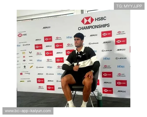 阿卡发球狂轰对手