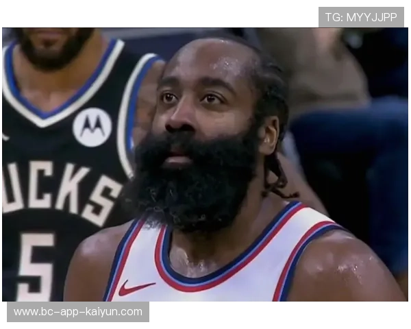 哈登突破吸引包夹,快船传球撕开防线