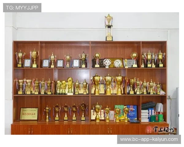 球队荣誉墙新增欧战奖杯，历史再添光彩